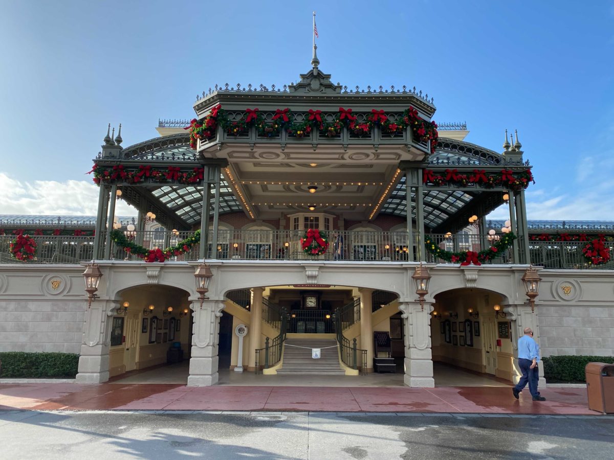 christmas-magic-kingdom-2020-decorations_7