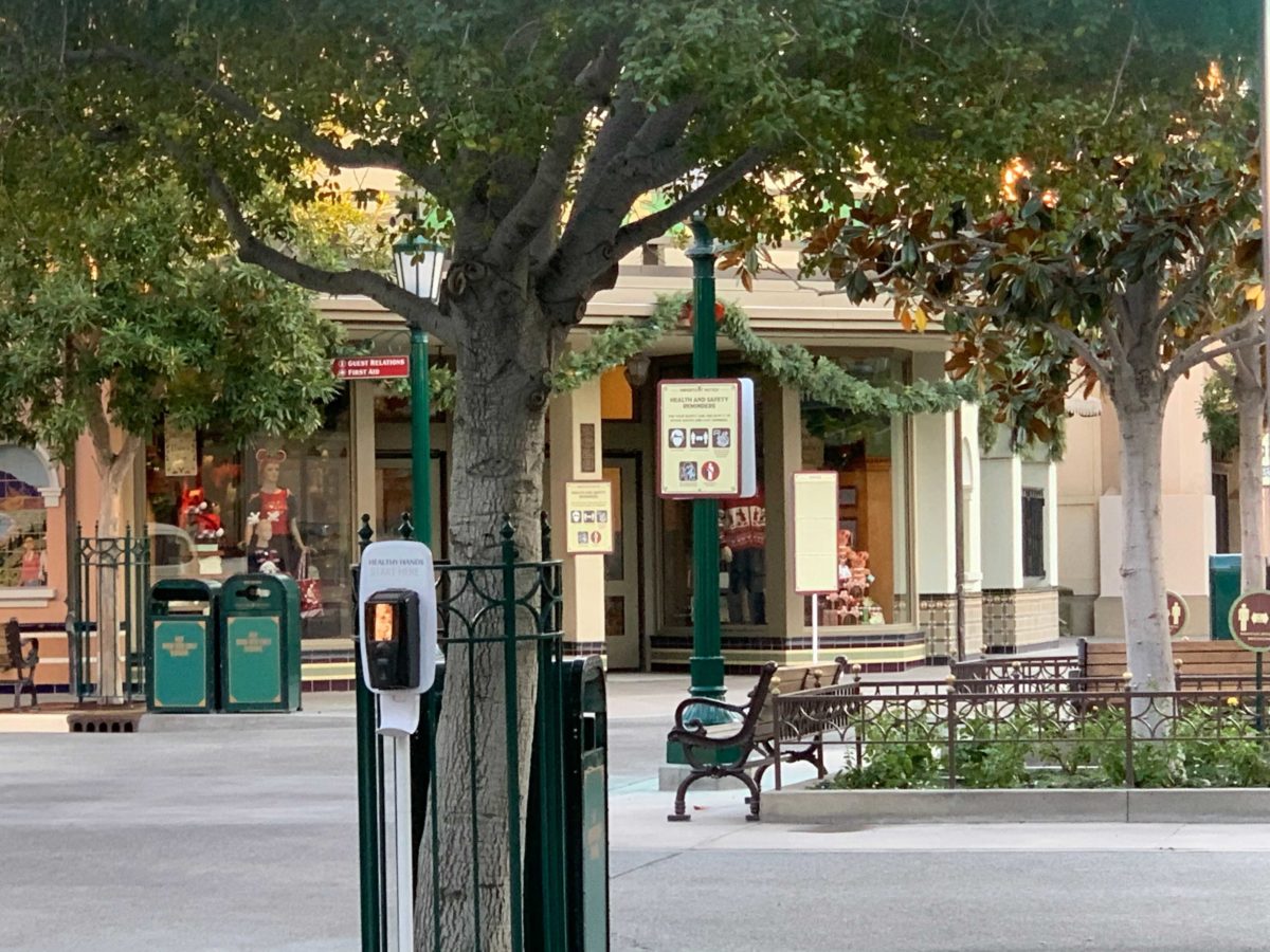 christmas-holiday-decor-arrives-buena-vista-street-5