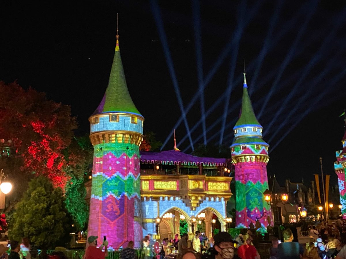 cinderella-castle-sweater-projections-christmas-2020_3-1205282