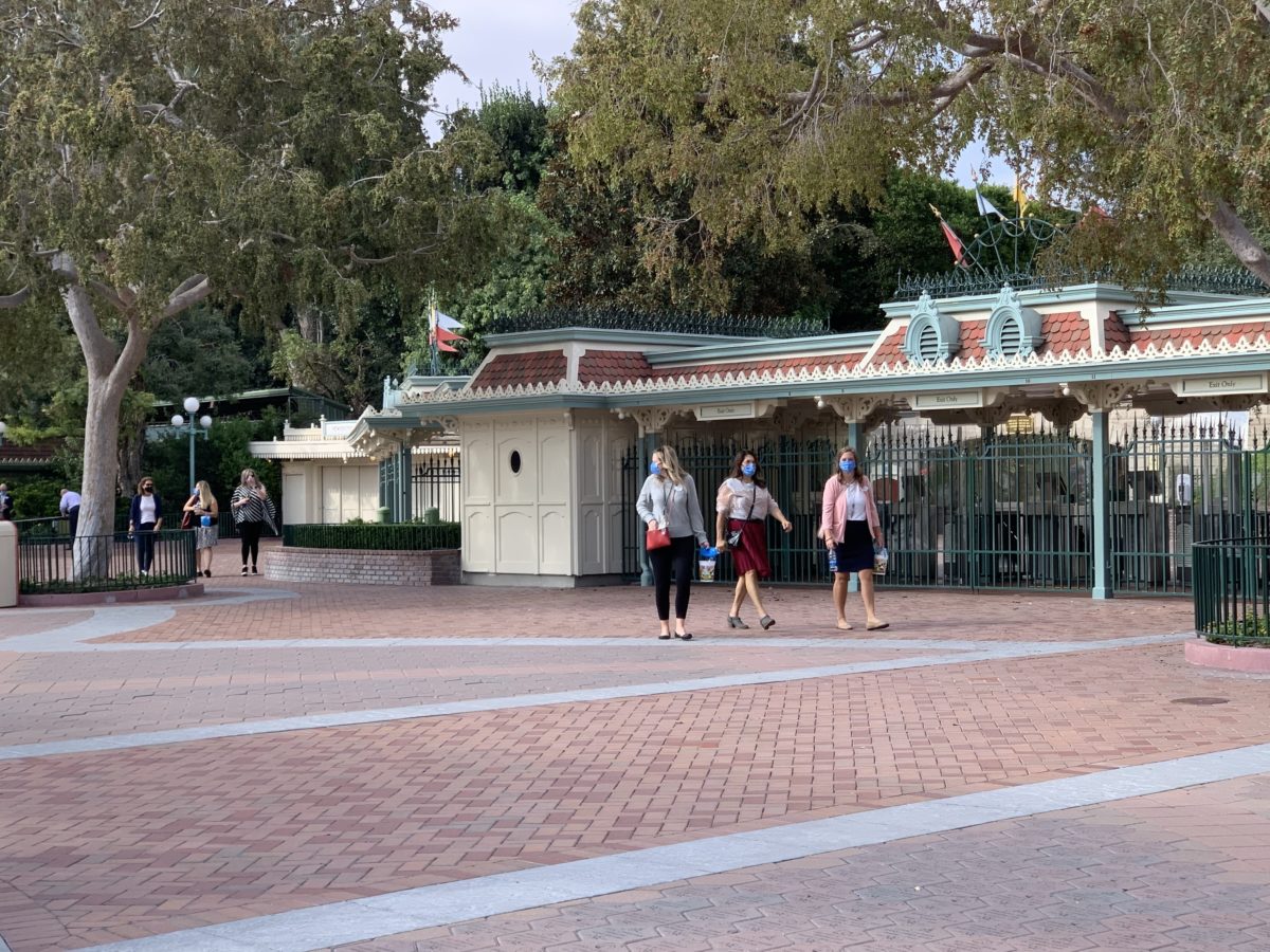 disneyland-old-flags