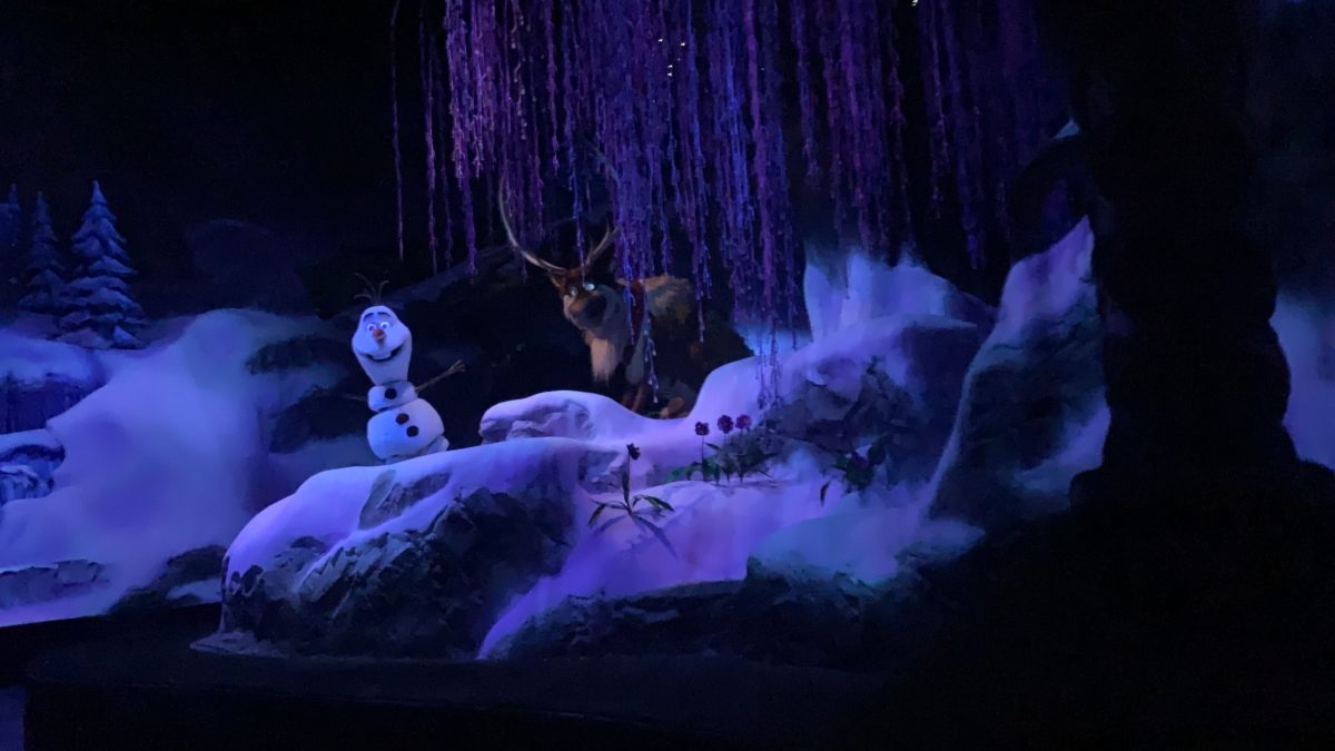 frozen-ever-after-reopens-technical-glitches-glitch-anna-28