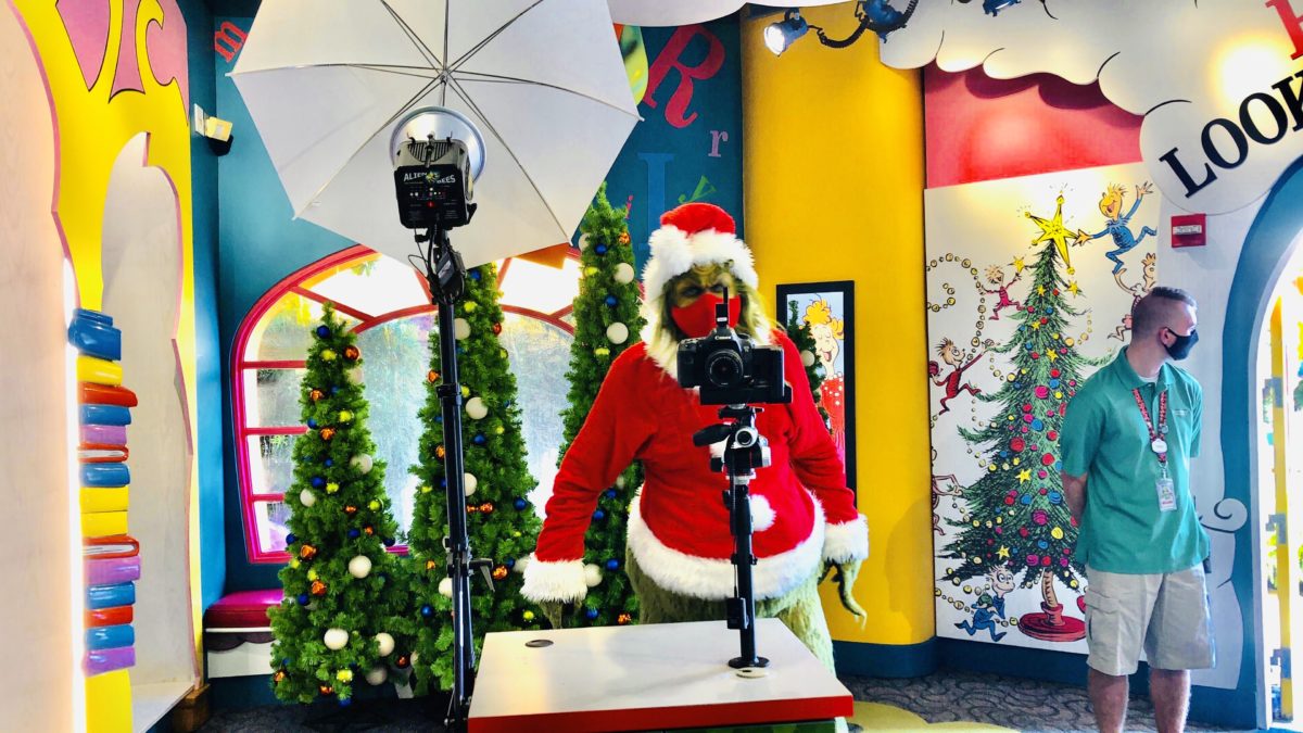grinchmas-grinch-photo-experience-2020-uni_10-2-2975771