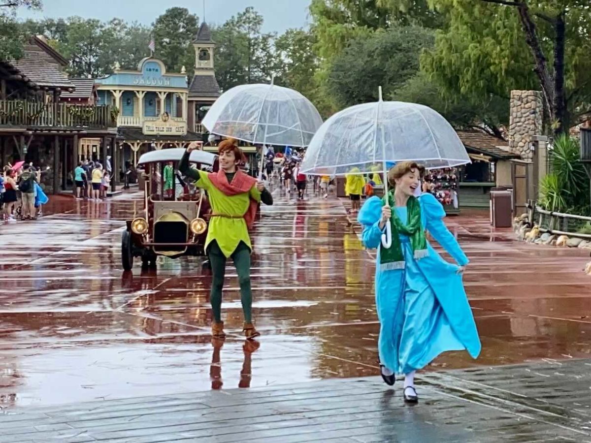 mickey-christmas-rainy-day-cavalcade-3