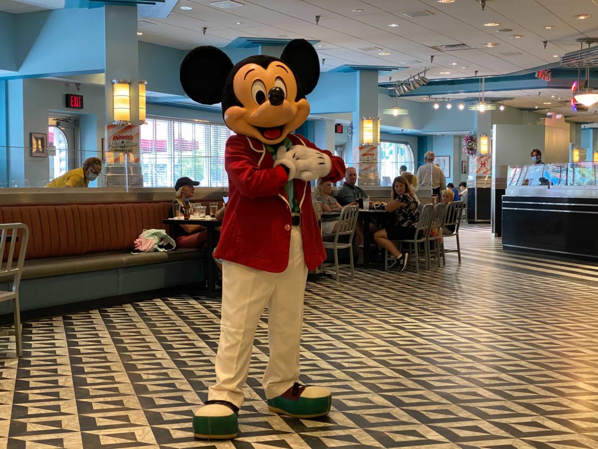 minnies-holiday-dine-mickey-mouse-2
