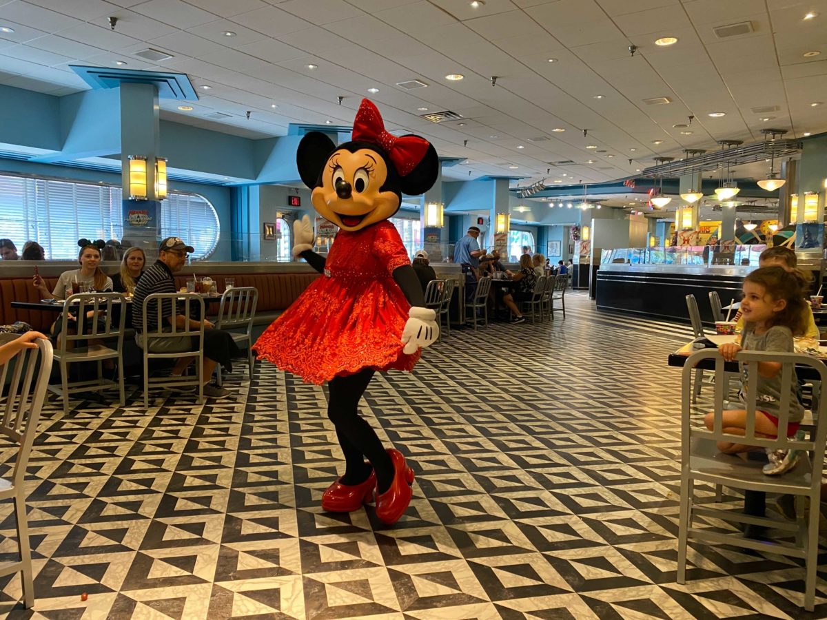 minnies-holiday-dine-minnie-mouse-2