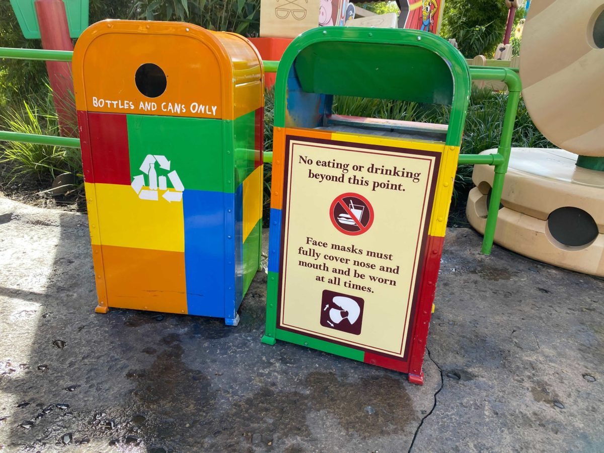 no-eating-in-line-sign-tsl-trash-can-health-and-safety-sign_1-7470696