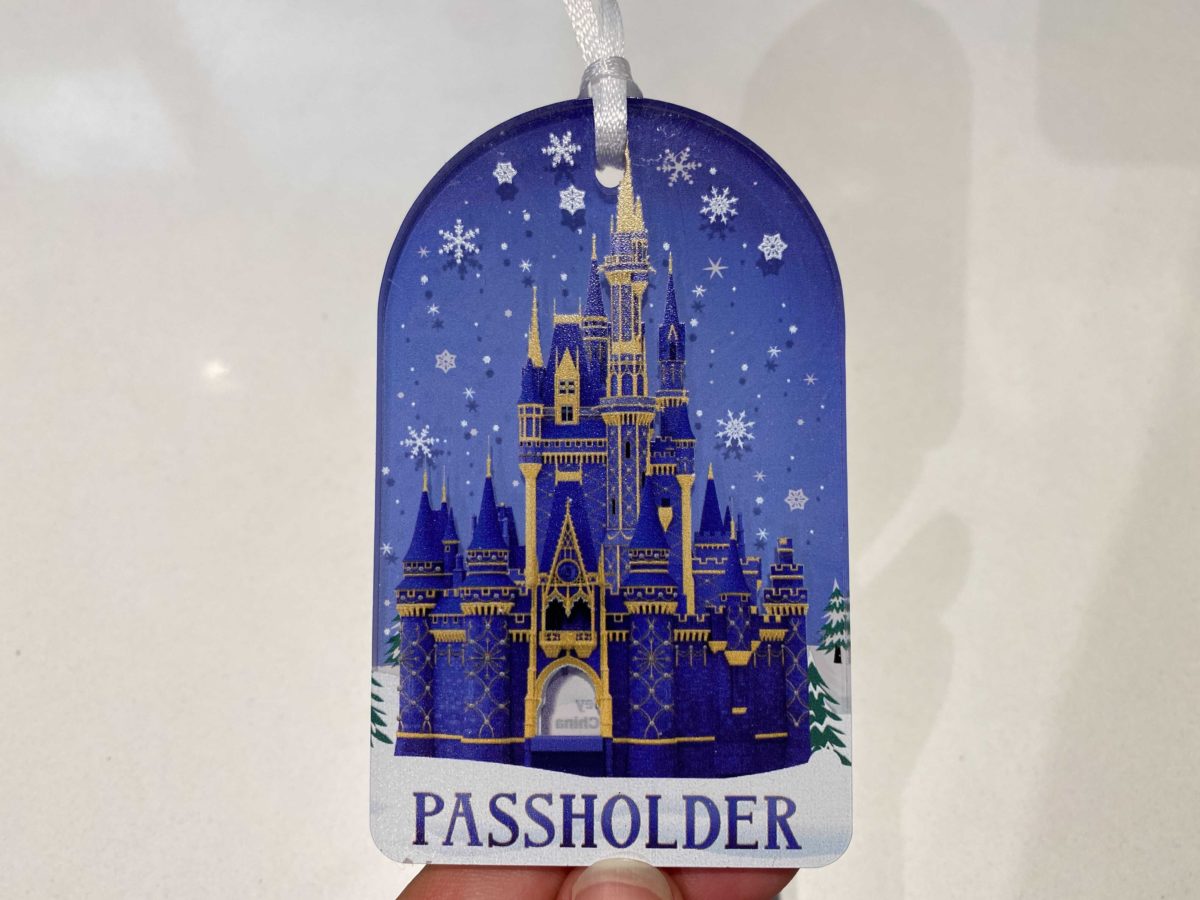 2020 Disney World Annual Passholder Holiday Christmas Castle Sweatshirt XL