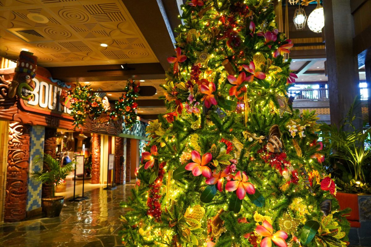 polynesian-village-christmas-decorations-3