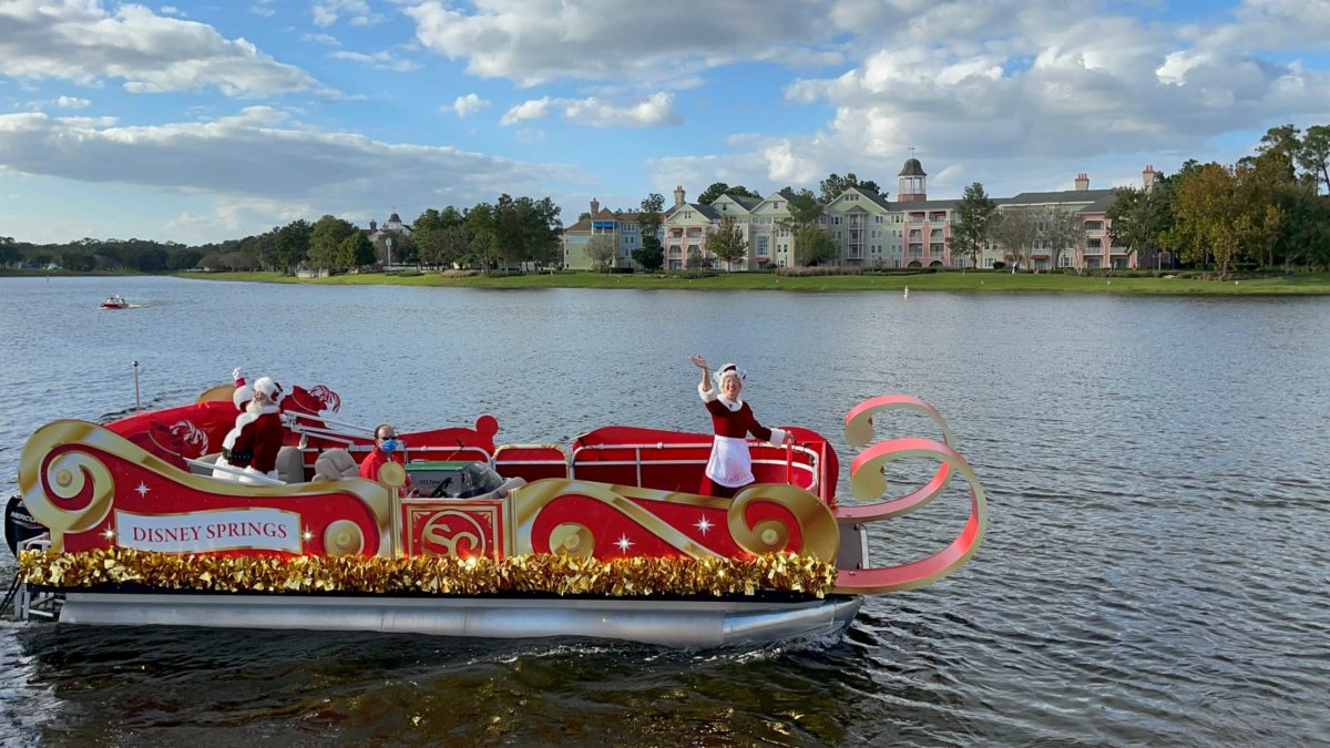 santa-claus-pontoon-pop-up-disney-springs-2