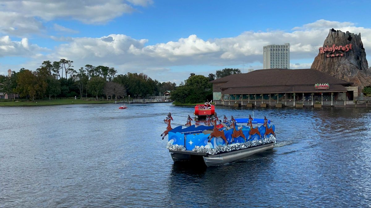 santa-claus-pontoon-pop-up-disney-springs-3