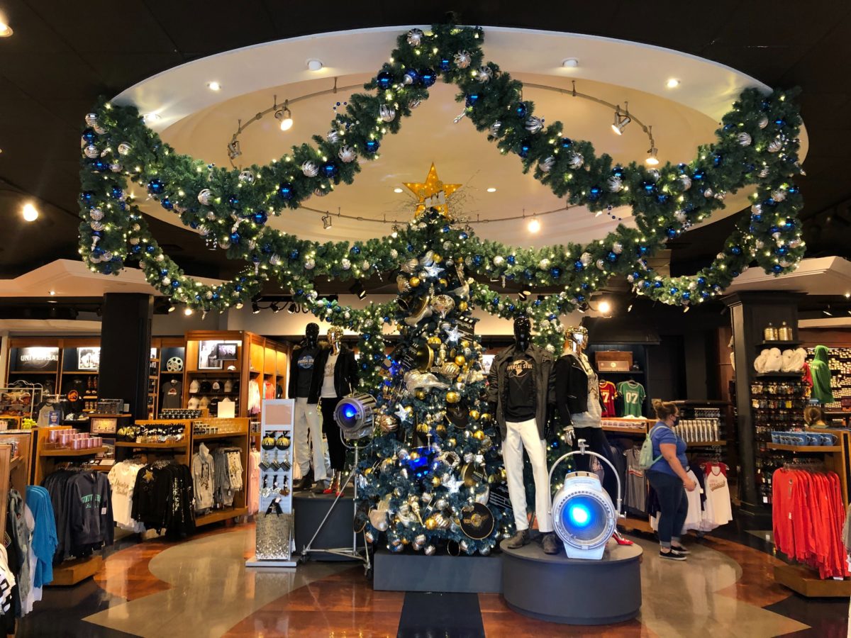 universal-studios-store-holiday-tree-2020_1