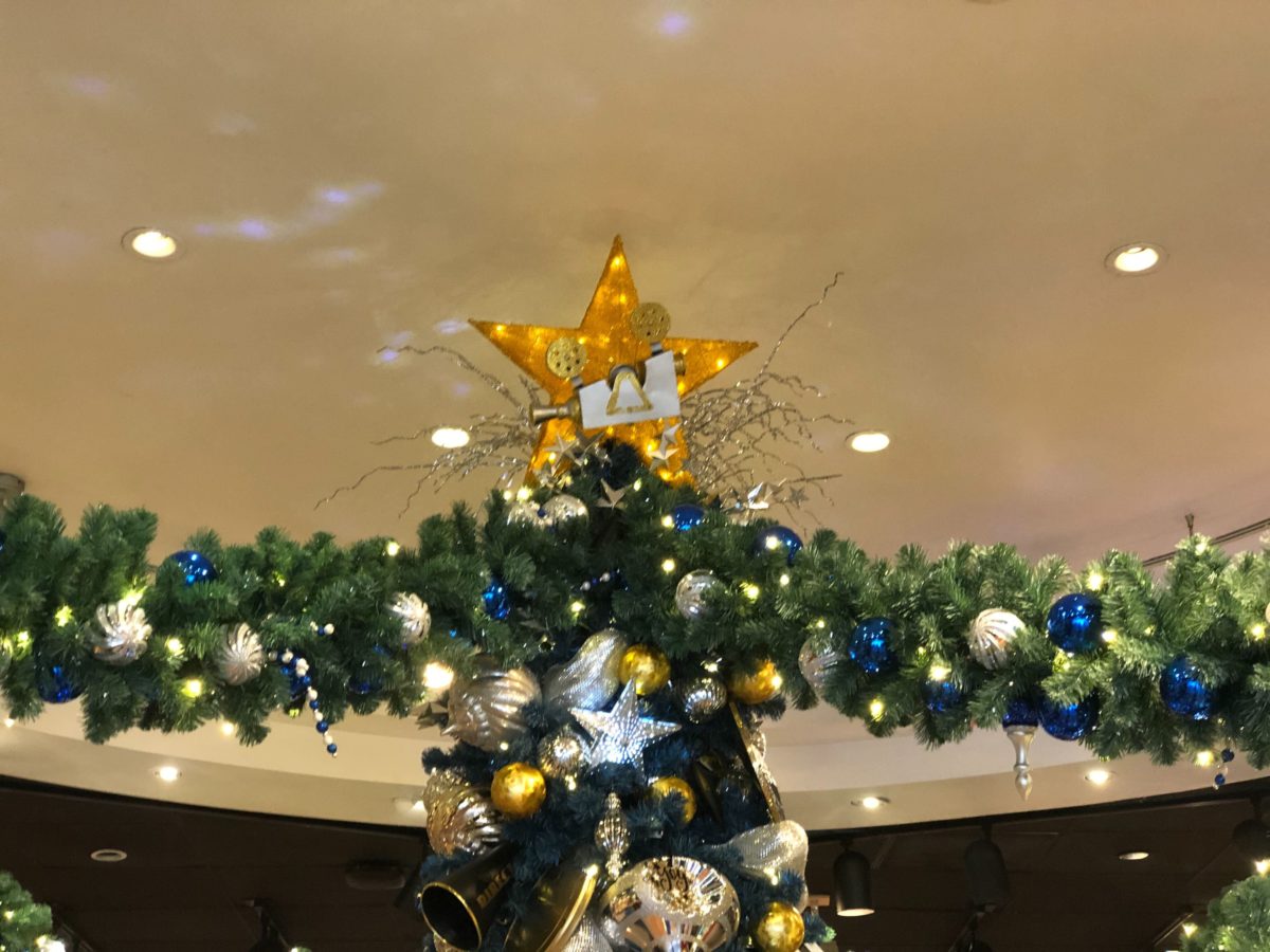 universal-studios-store-holiday-tree-2020_3