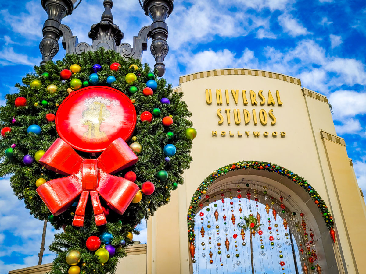 citywalk_covid_shutdown_12_universal_arch_entrance_plaza_christmas_wreath_the_grinch