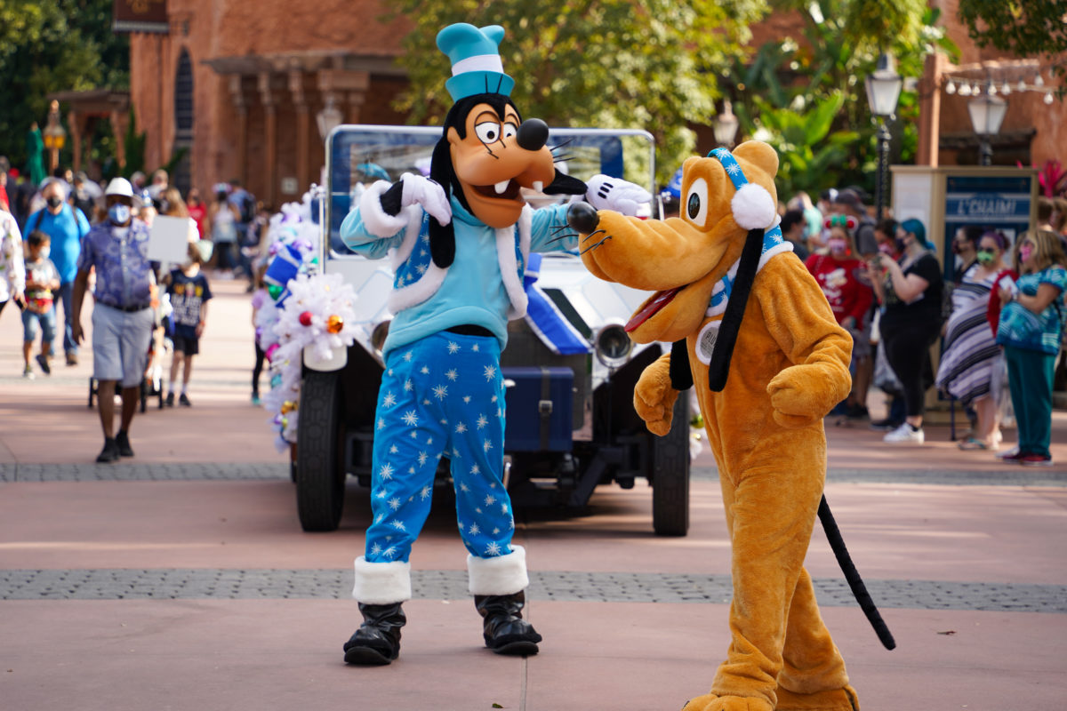 goofy-and-pluto-in-christmas-cavalcade-12-6-20-1378735
