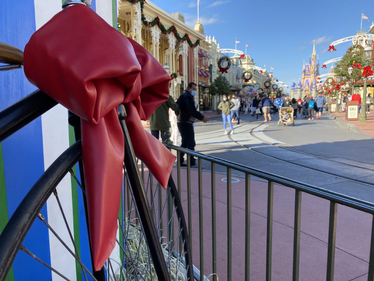 main-street-usa-christmas-time-featured-image-hero-magic-kingdom-12172020-7846313