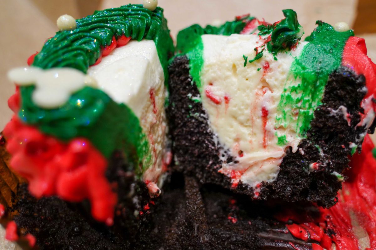 polynesian-holiday-cupcake-chocolate-peppermint-5-4370332