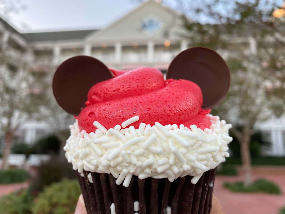 santa-mickey-cupcake