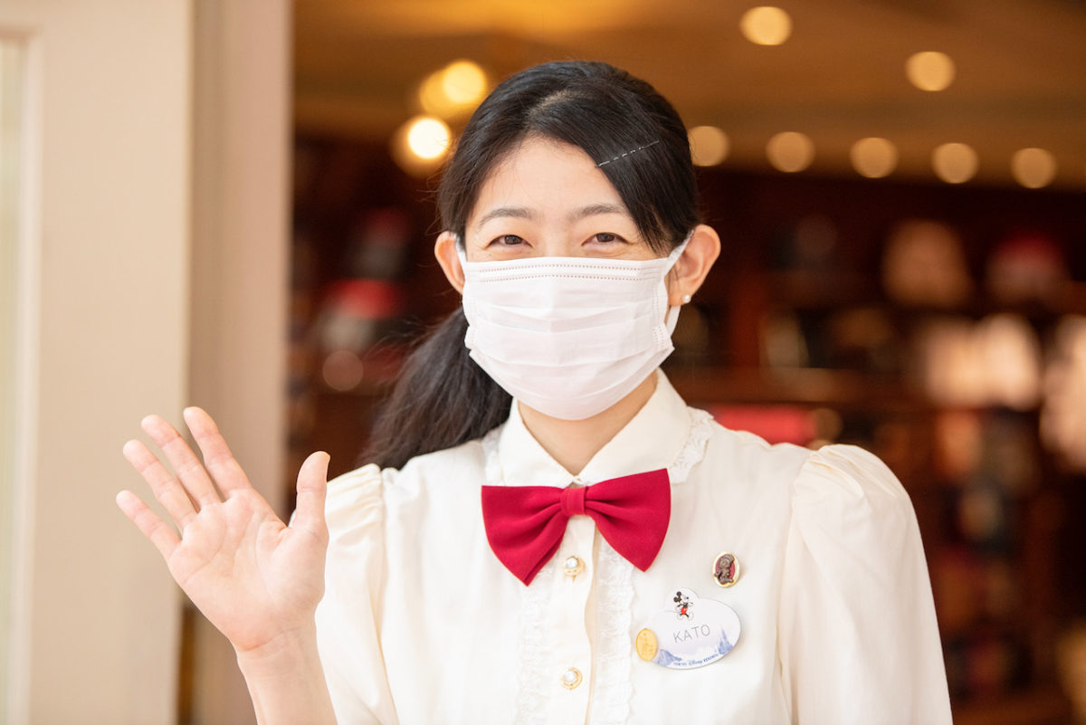 tokyo-disney-resort-cast-member-face-mask
