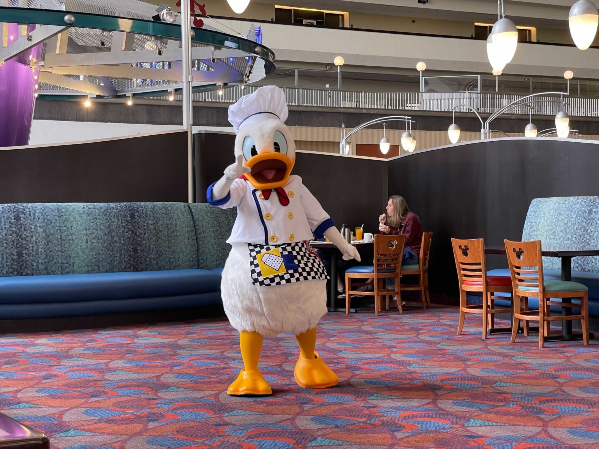 chef-mickeys-new-breakfast-donald-autograph-card-seating-dec-2020_12