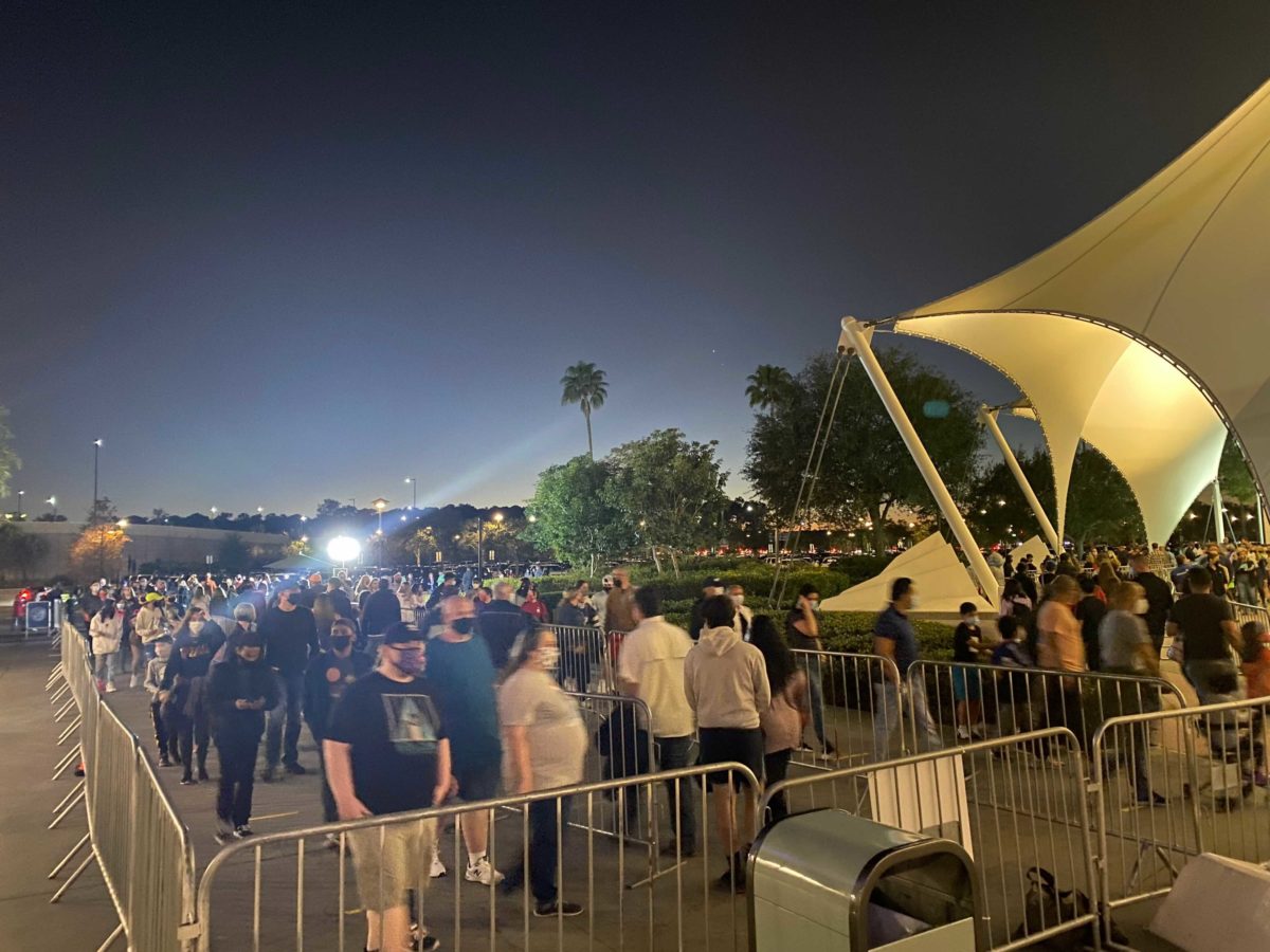 Photos Disney Springs Experiencing Heavy Crowds And Long Security Waits Tonight Ahead Of New Year S Holiday Wdw News Today