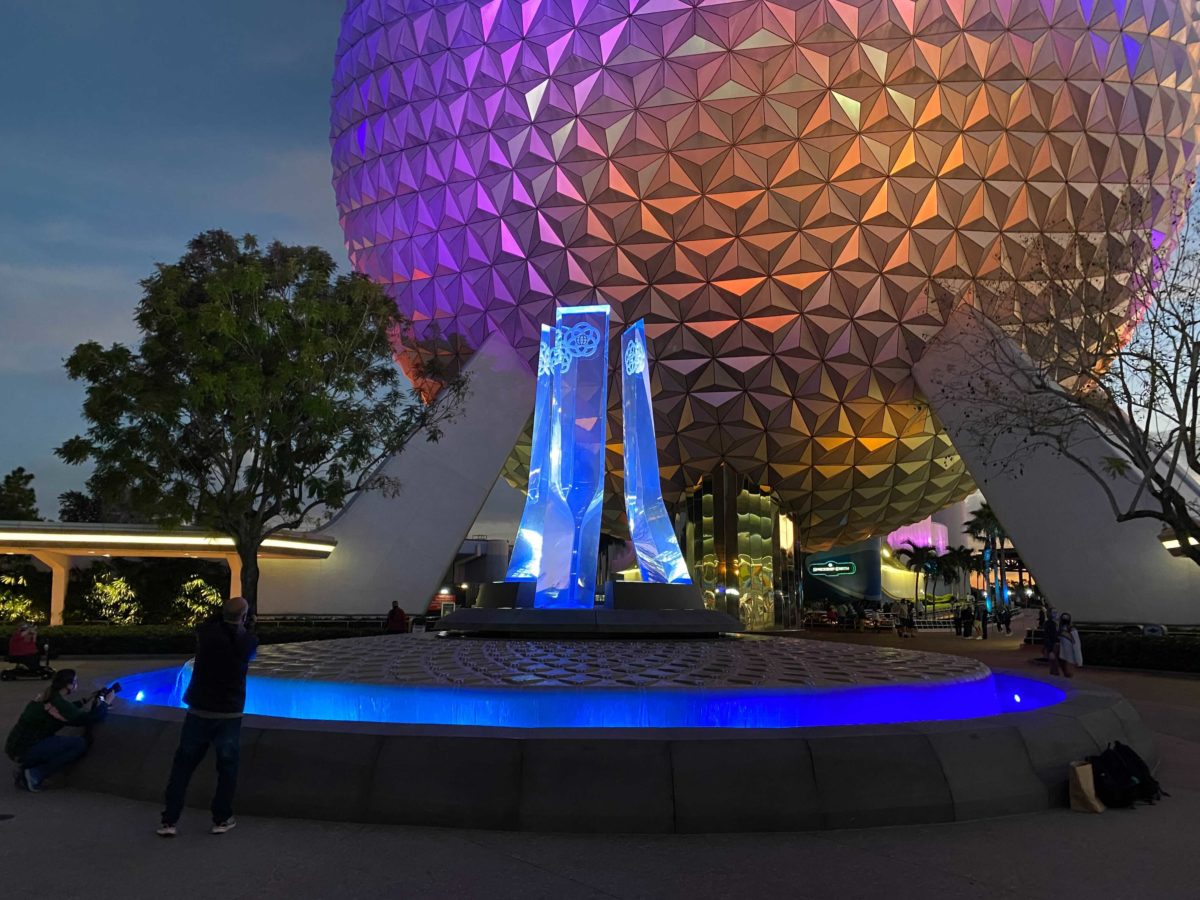 epcot-entrance-fountain-lit-up-night-18