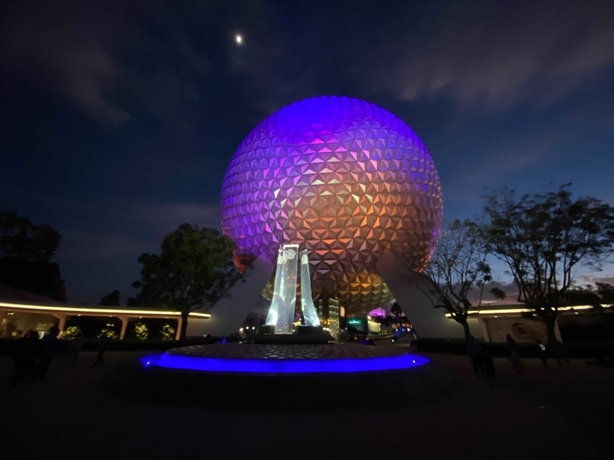 epcot-entrance-fountain-lit-up-night-28
