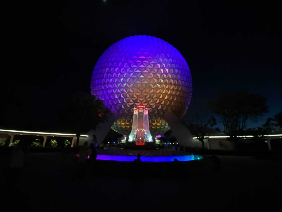 epcot-entrance-fountain-lit-up-night-33