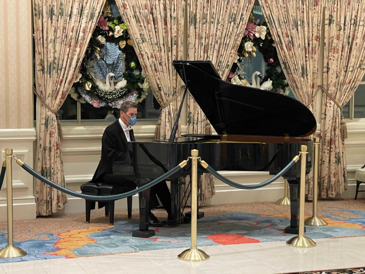pianist-piano-player-returns-grand-floridian-3
