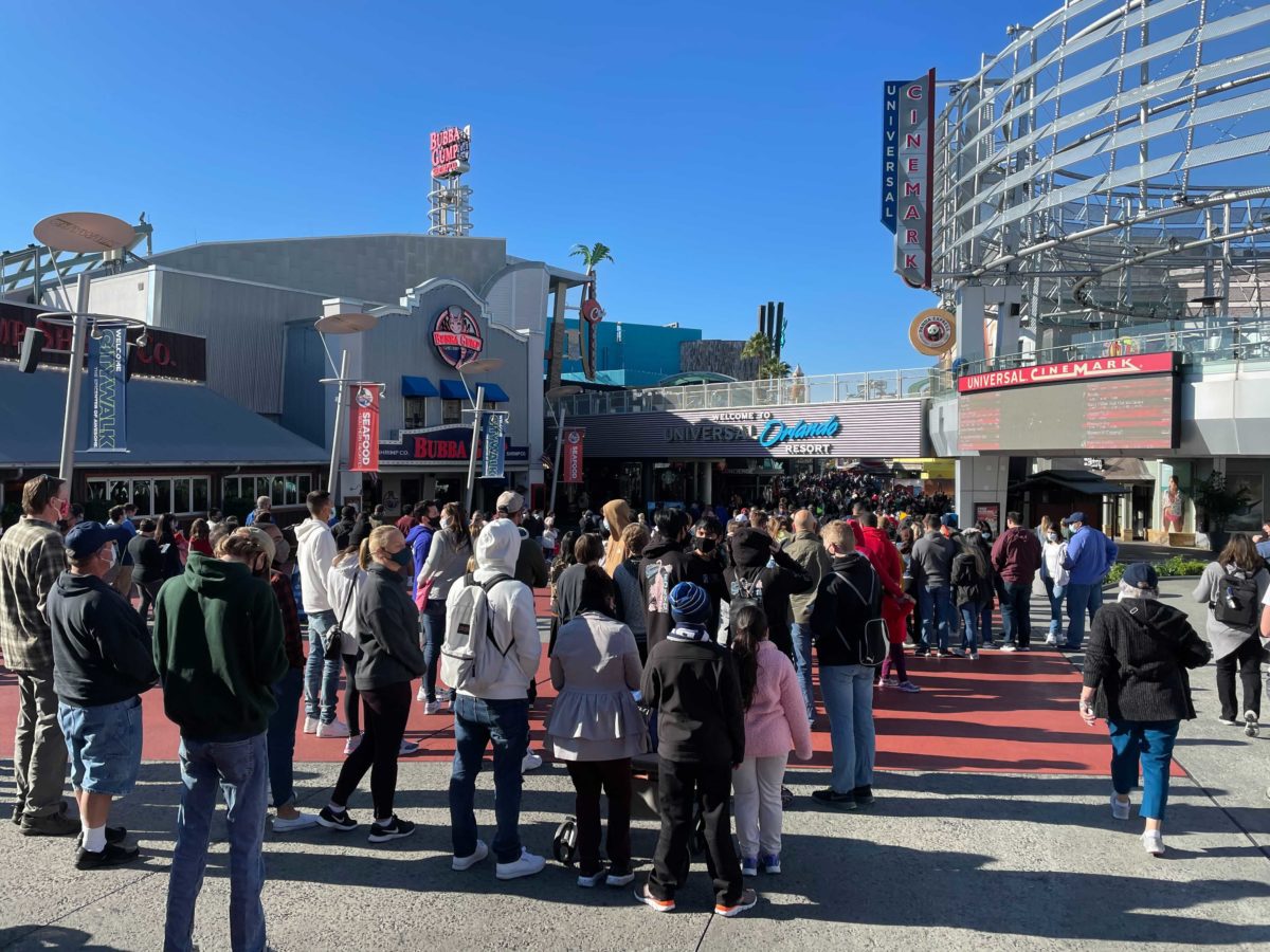 universal-crowds-12-18-6