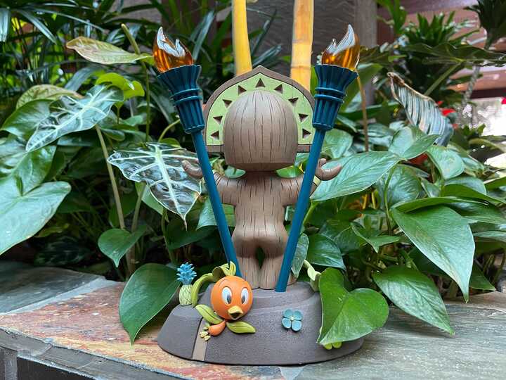 disneys-polynesian-village-resort-tiki-orange-bird-statue-back-plants