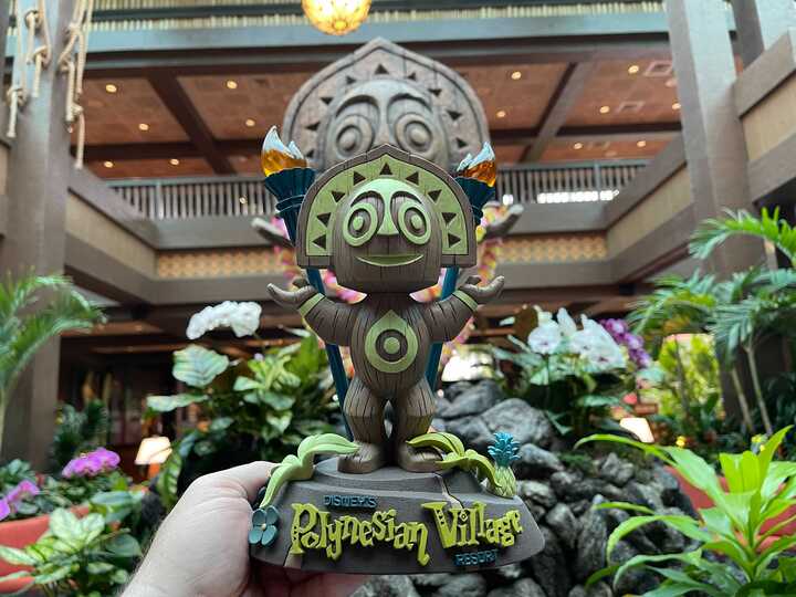 disneys-polynesian-village-resort-tiki-orange-bird-statue-resort-centerpiece