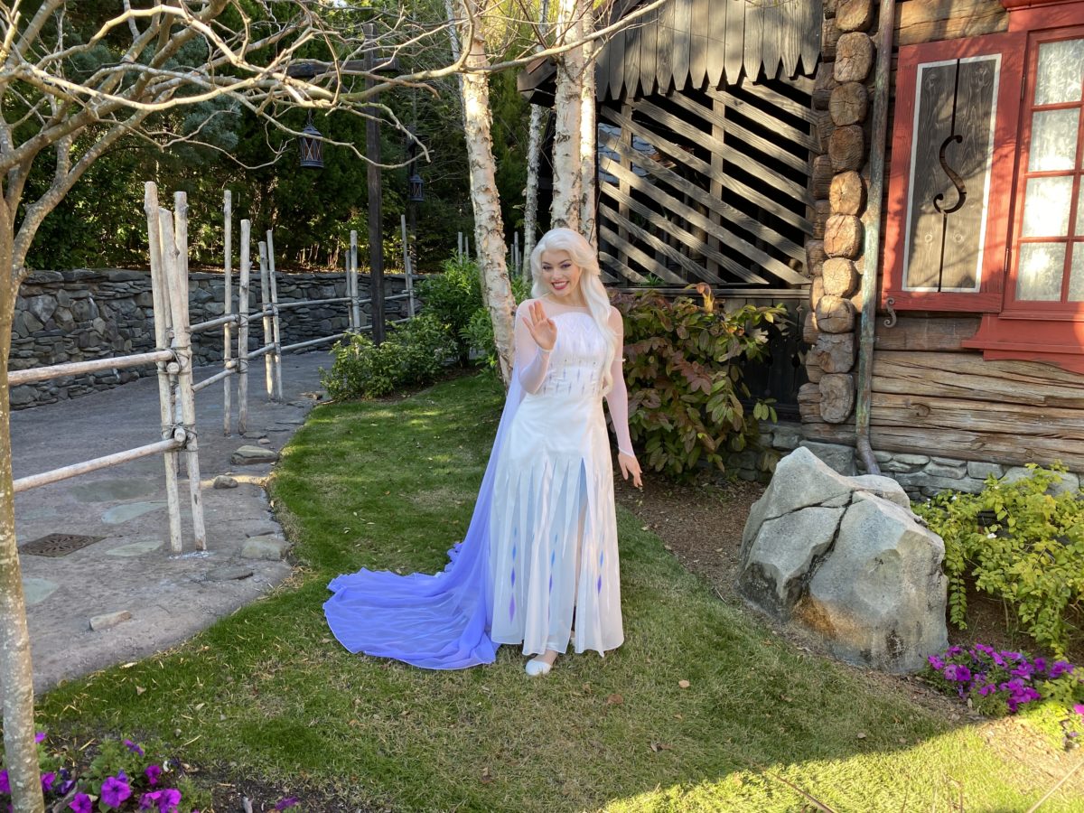 elsa-greeting-guests-from-the-grass-norway-pavilion-epcot-01192021-9804110