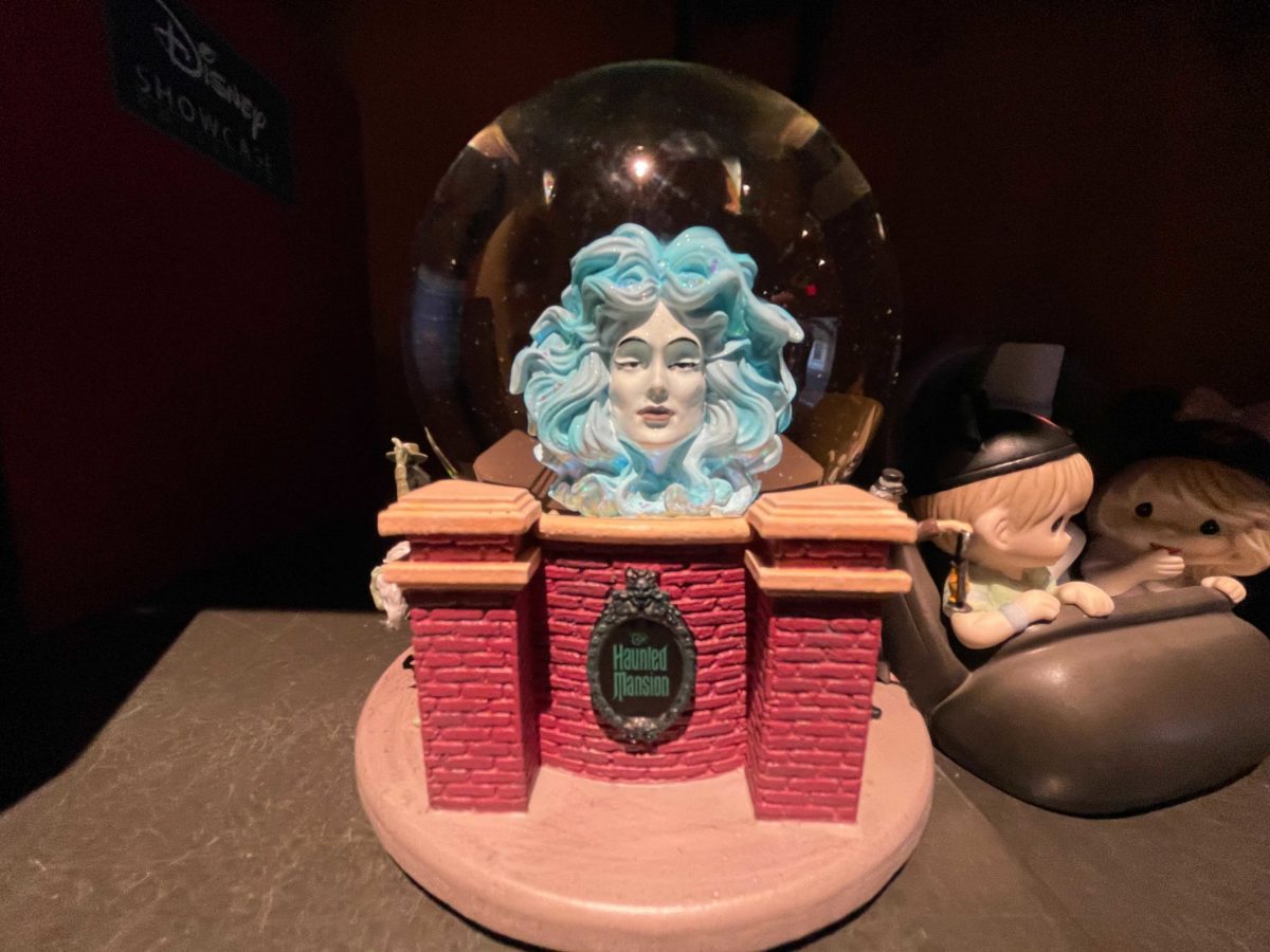 madame leota snow globe haunted mansion disney world magic kingdom