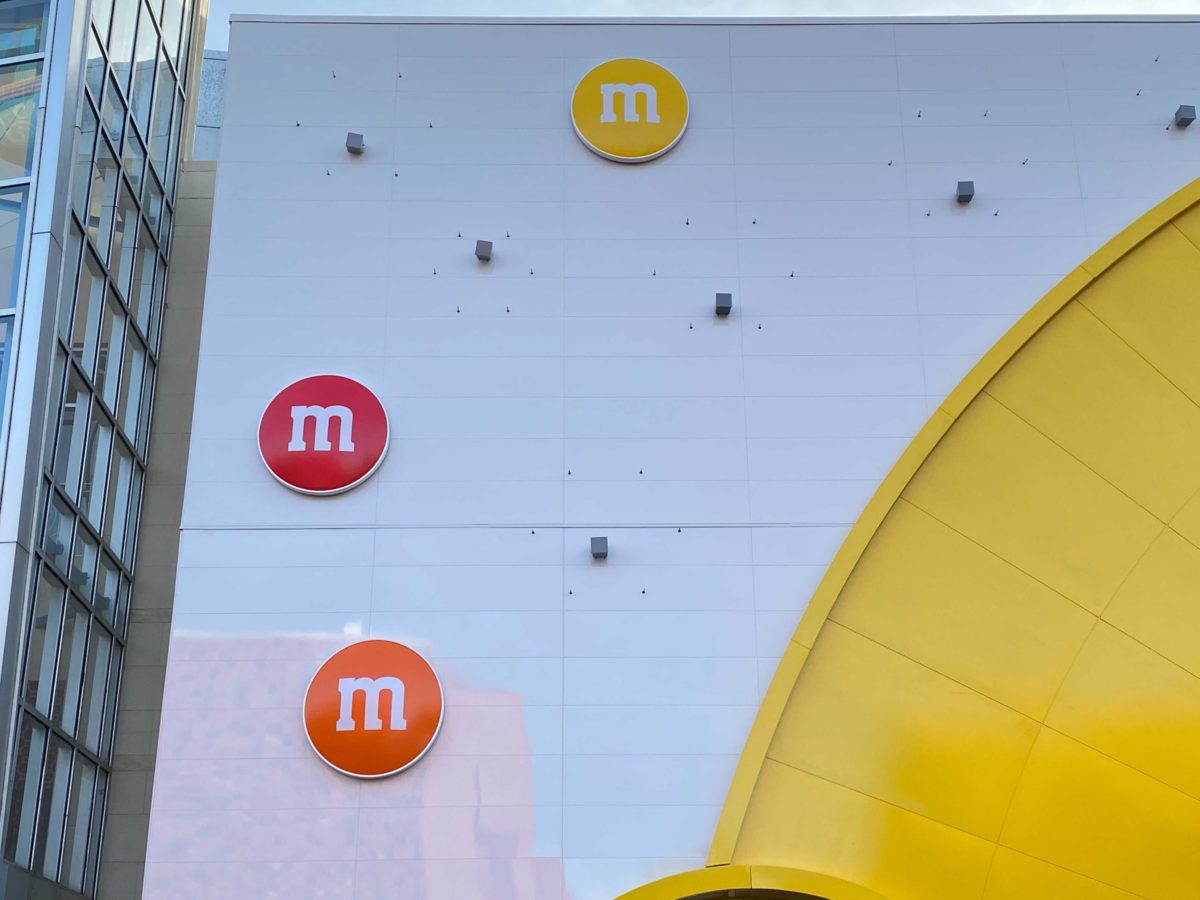 m&ms store side