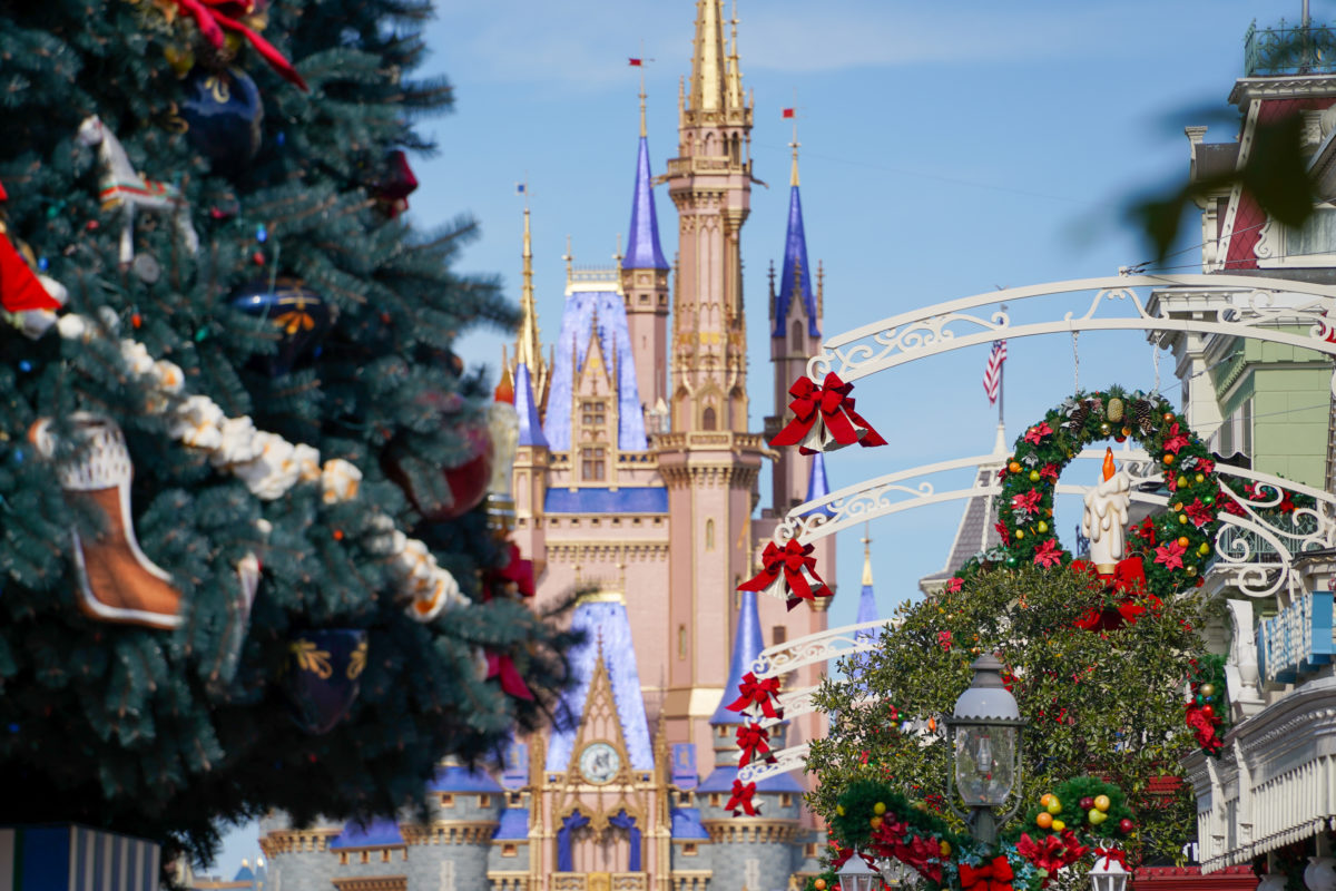magic-kingdom-christmas-decorations-1-10-21-2-4652187