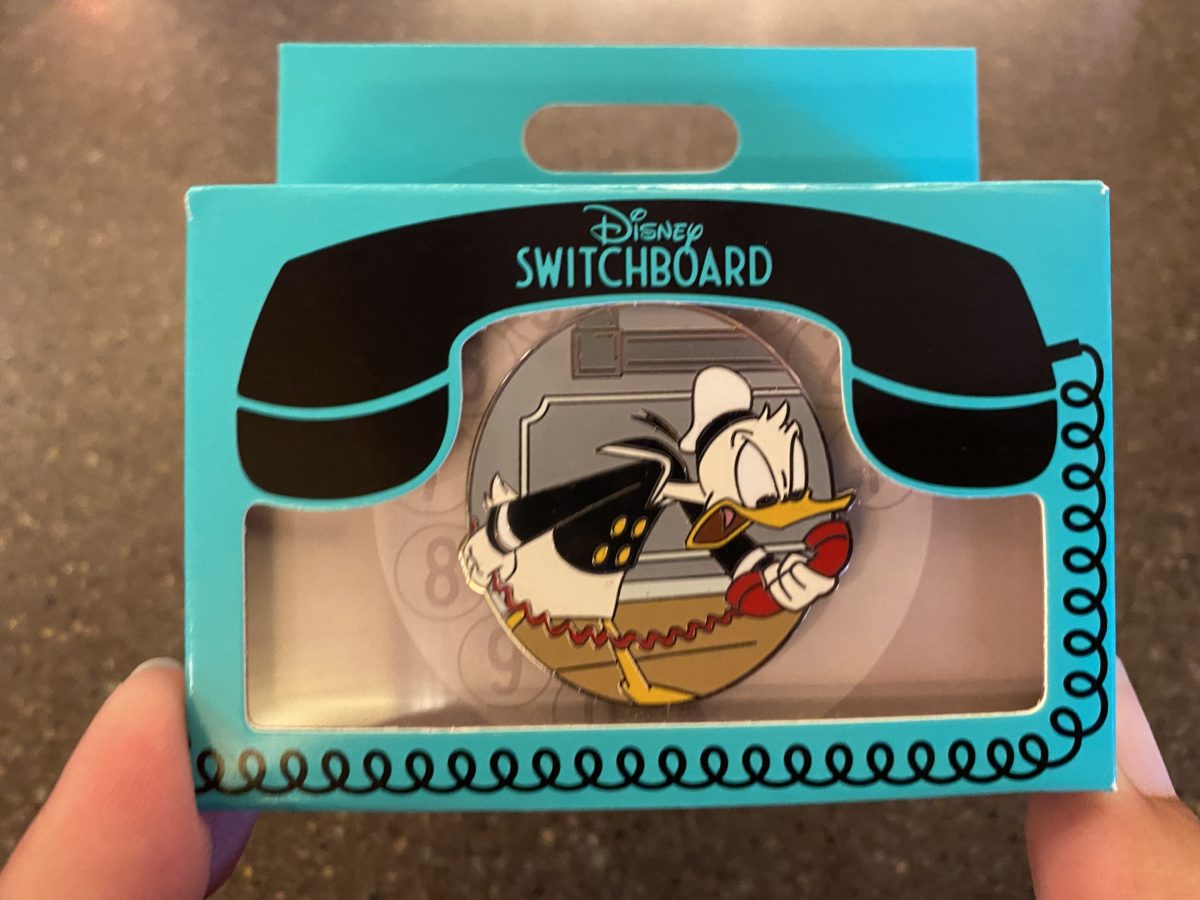 Attendant-reveal-and-hide-limited-publication-mystery-pin-donald-duck-pin-magic-kingdom-01082021-6586309