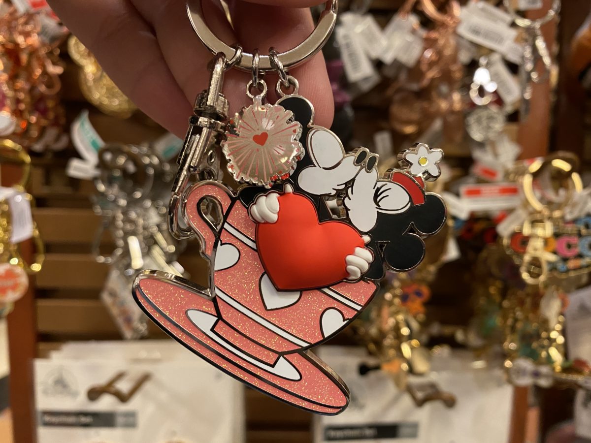 valentines-mickey-and-minnie-teacup-keychain-hollywood-studios-01132021-2584991