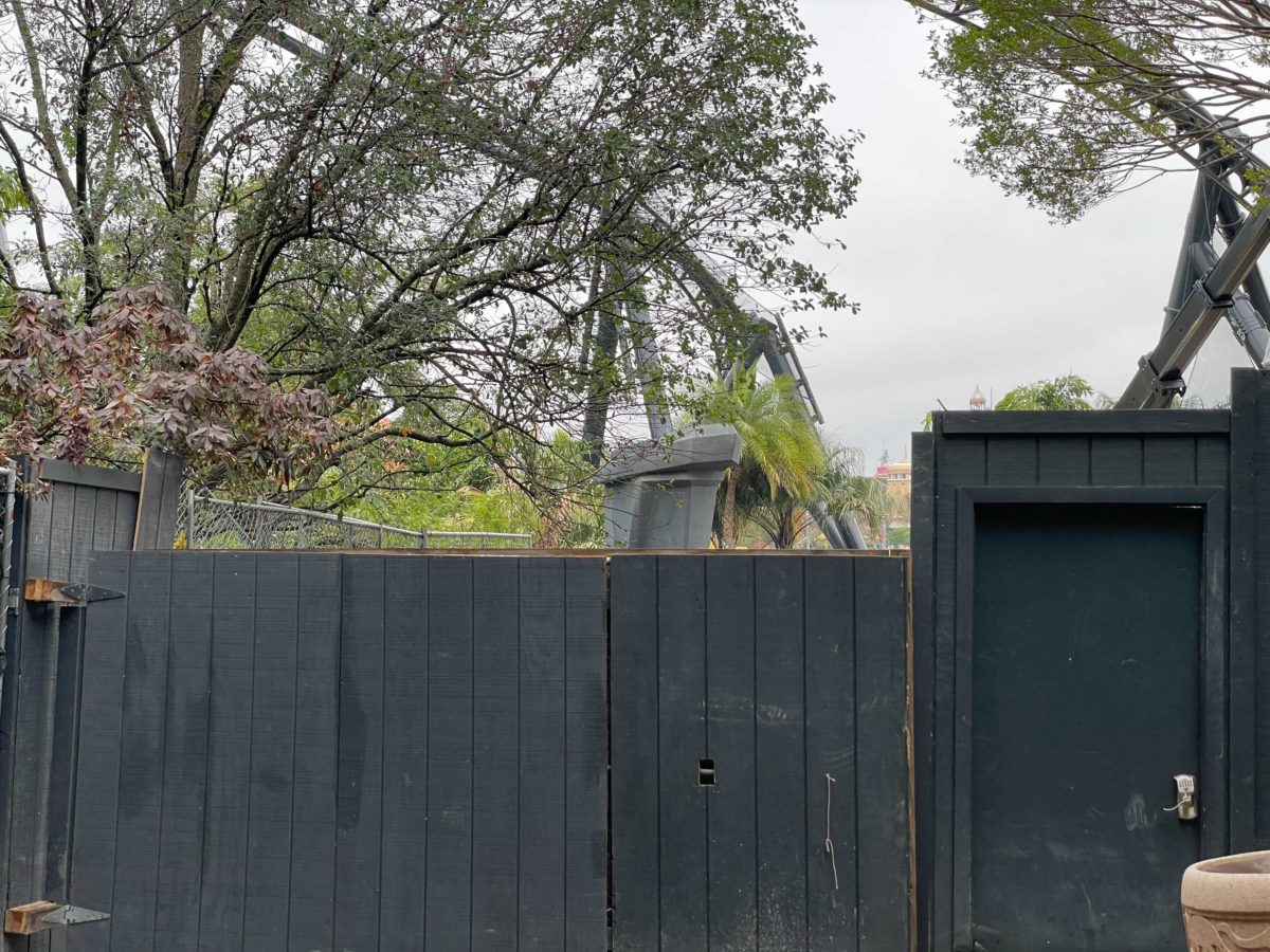 jurassic-world-velocicoaster-entrance-bridge-raptors-6-8226032