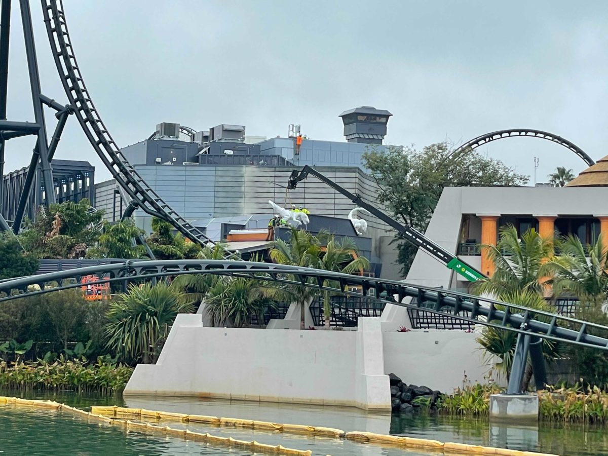 jurassic-world-velocicoaster-entrance-raptor-install-7-2735842