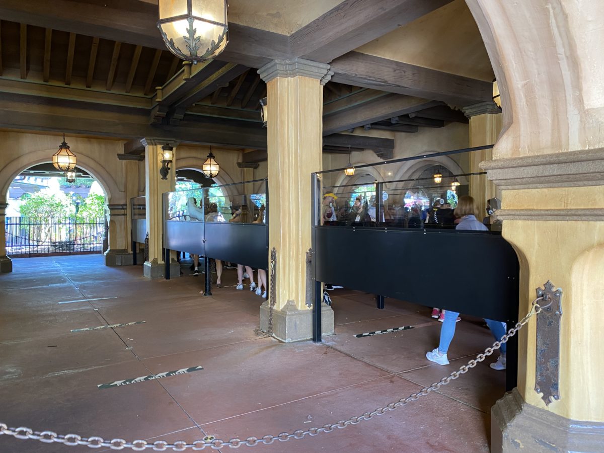 additional-plexiglass-dividers-queue-pirates-of-the-caribbean-magic-kingdom-02162021-3116187