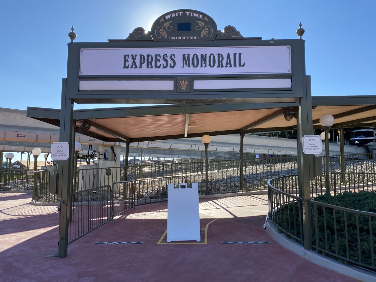 strollers-and-wheelchairs-to-the-right-monorail-sign-magic-kingdom-02022021-9277468