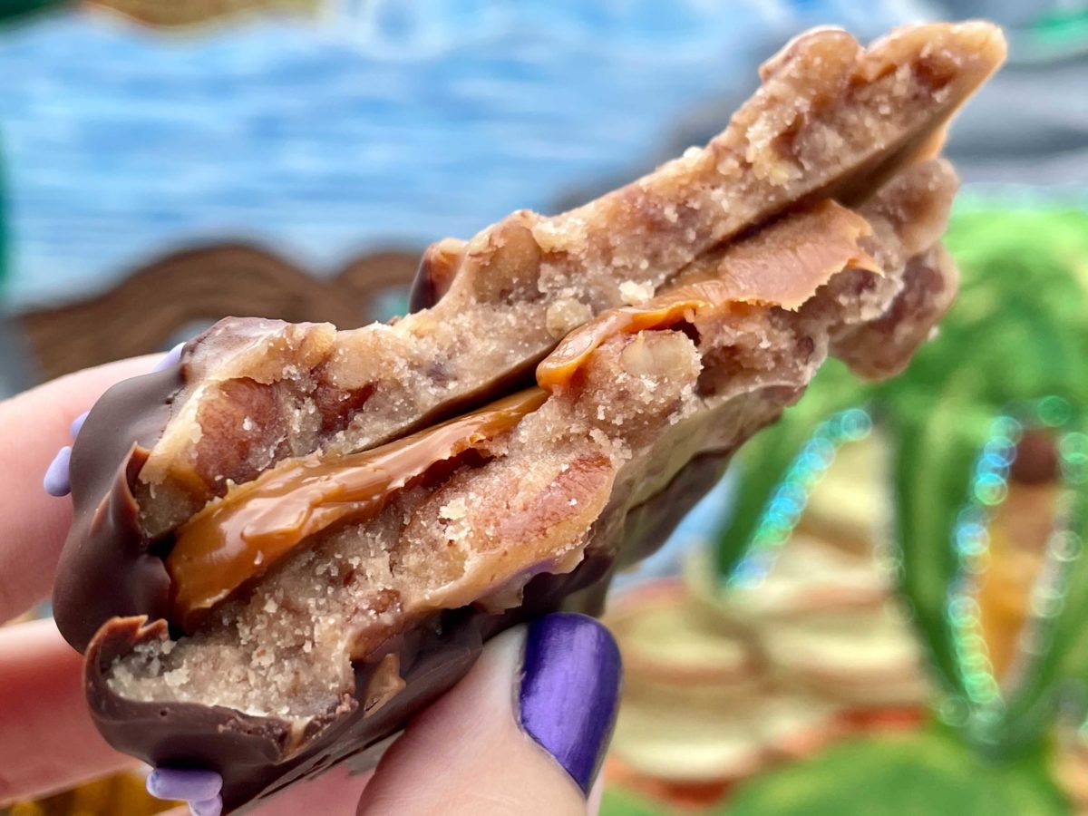 universal-mardi-gras-salted-caramel-praline-cookie-sandwich-review-2-10-21-7-3481303