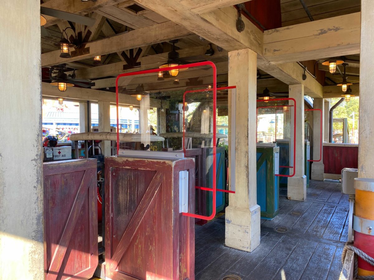 goofy's-barnstormer-plexiglass-dividers