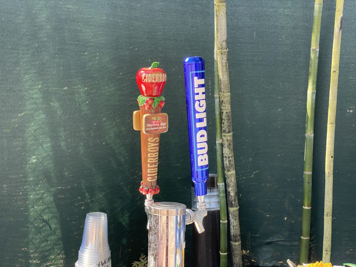 snack-cart-mouse-gear-seasonal-beer-epcot-03182021-3913308