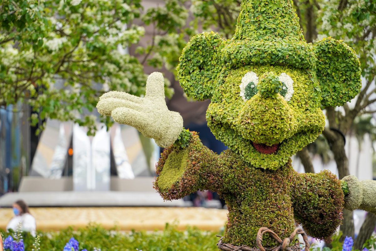 sorcerer-mickey-topiary-with-lucite-pylons-3-21-21-5654272
