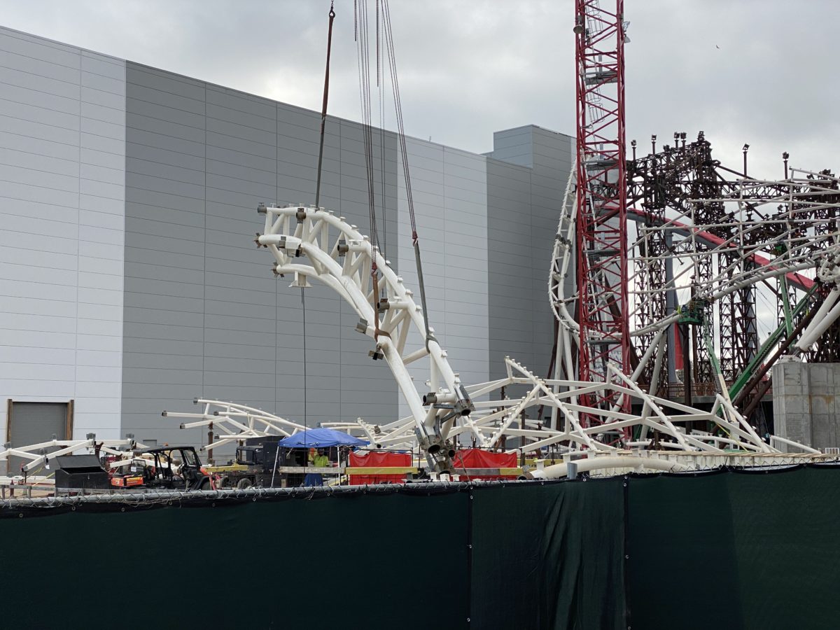 tron-construction-progress-illuminated-canopy-raising-a-piece-magic-kingdom-03022021-1300608