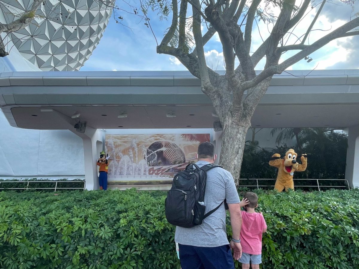 goofy-and-pluto-epcot-2