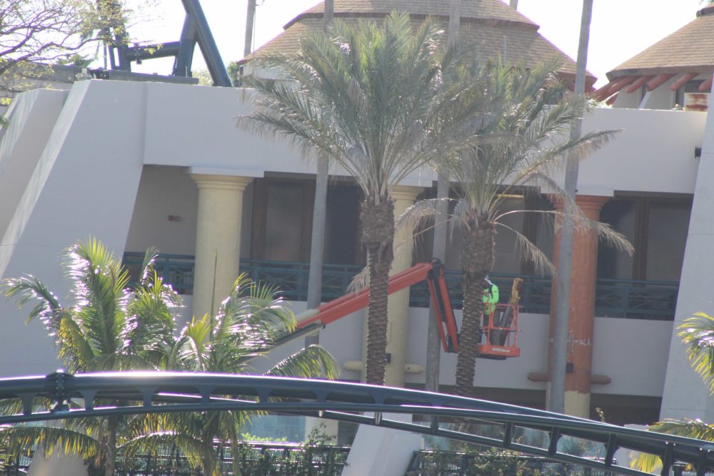 jurassic-park-discovery-center-repainting-1