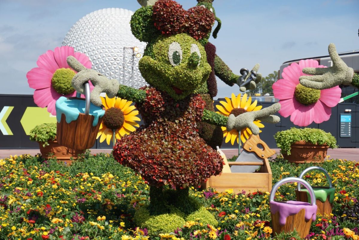 mickey-minnie-goofy-topiary-4