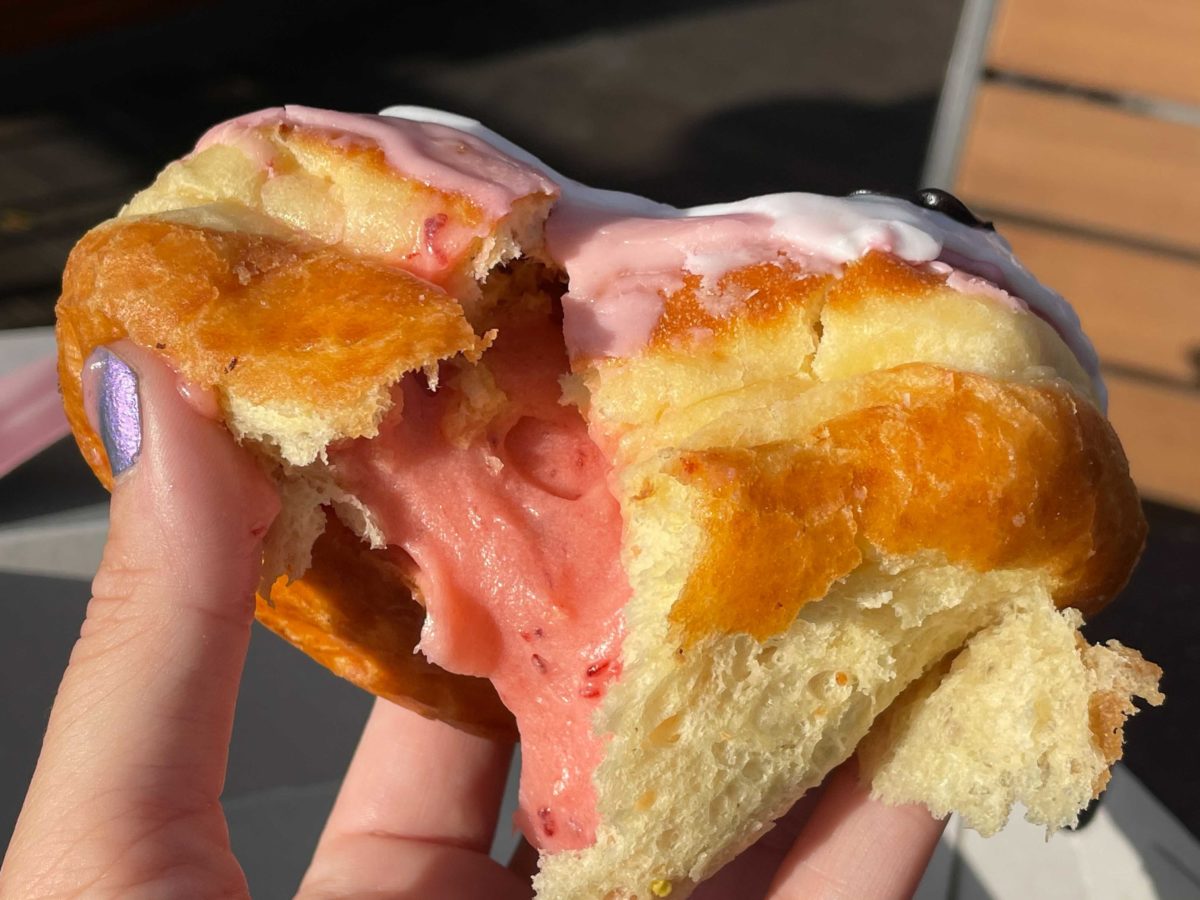 universal-orlando-citywalk-voodoo-doughnut-spring-chick-bunny-4-5027072